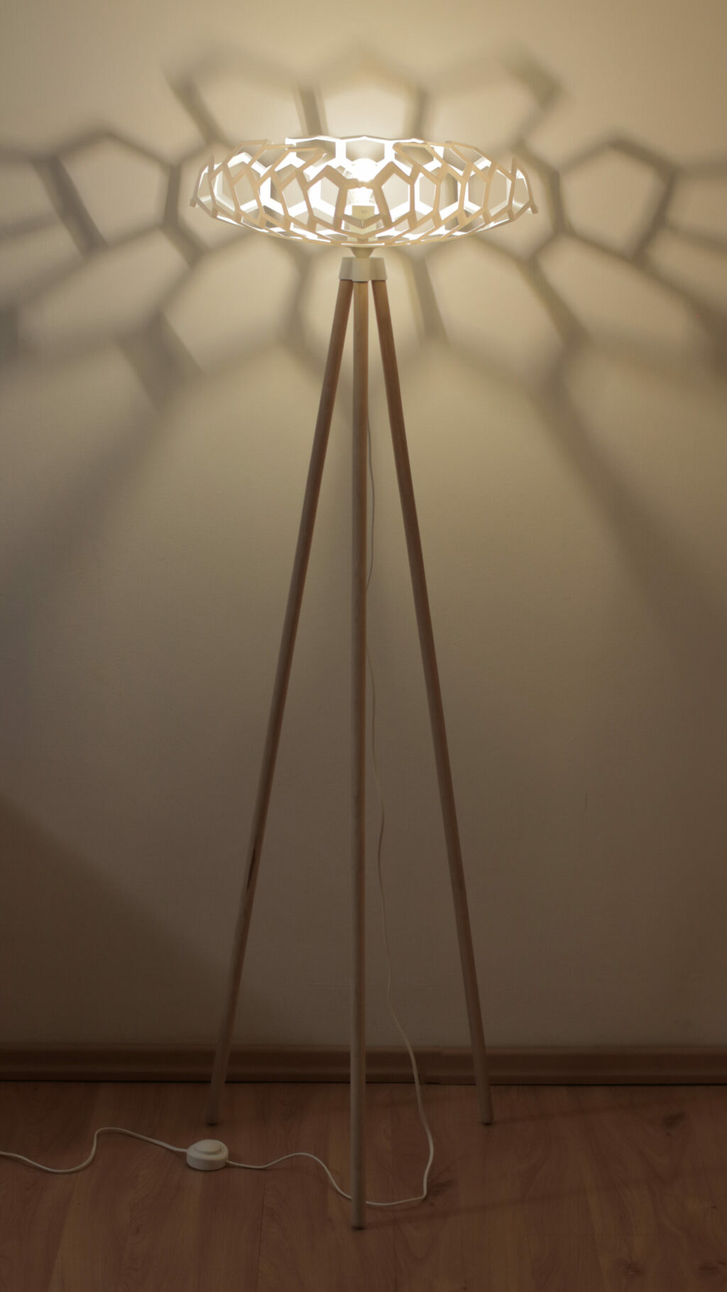 Abażur Hexo ze stojakiem drewnianym wys. 140cm