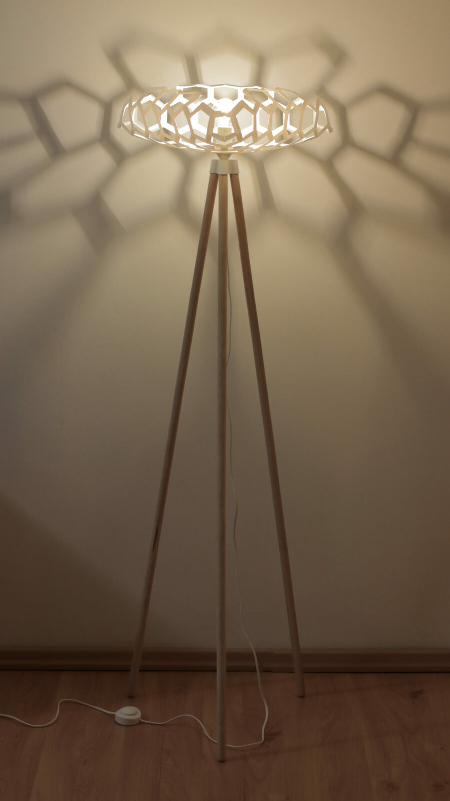 Abażur Hexo ze stojakiem drewnianym wys. 140cm