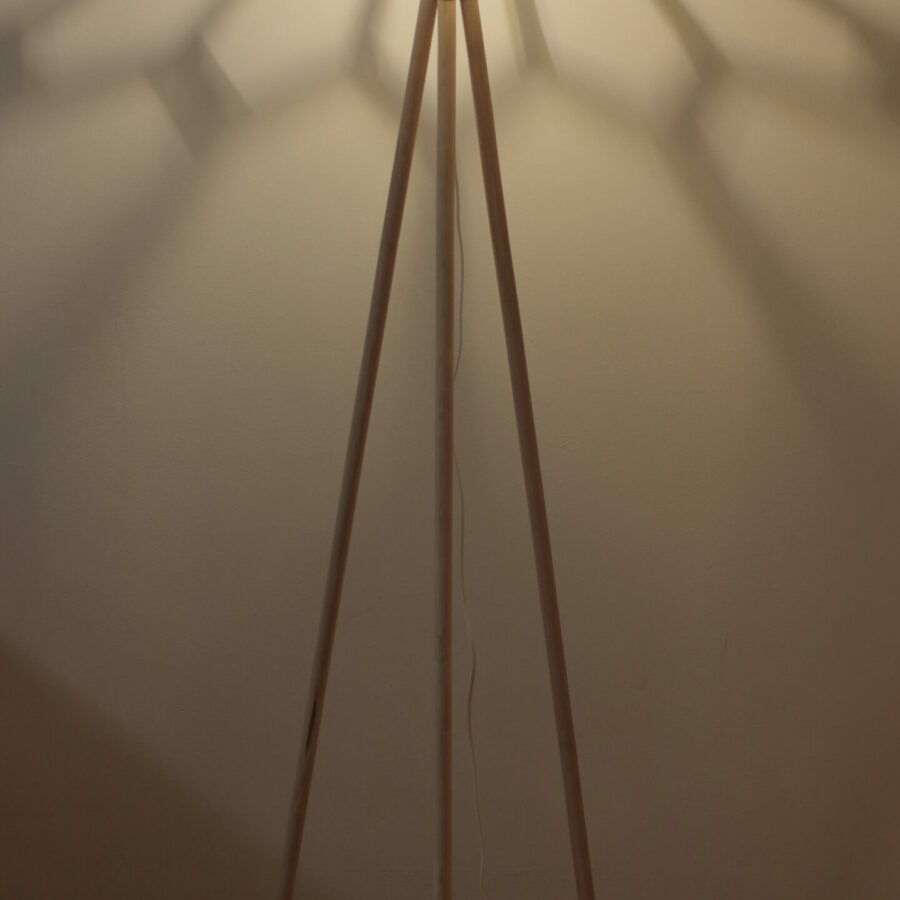 Abażur Hexo ze stojakiem drewnianym wys. 140cm