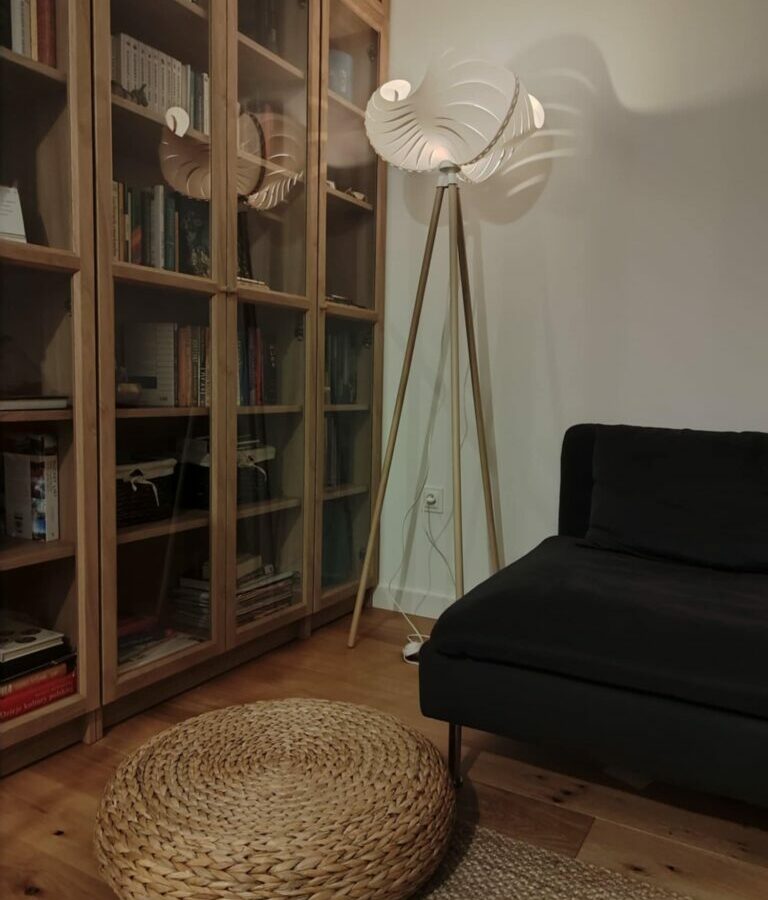 Abażur Magnolio ze stojakiem drewnianym wys. 140cm