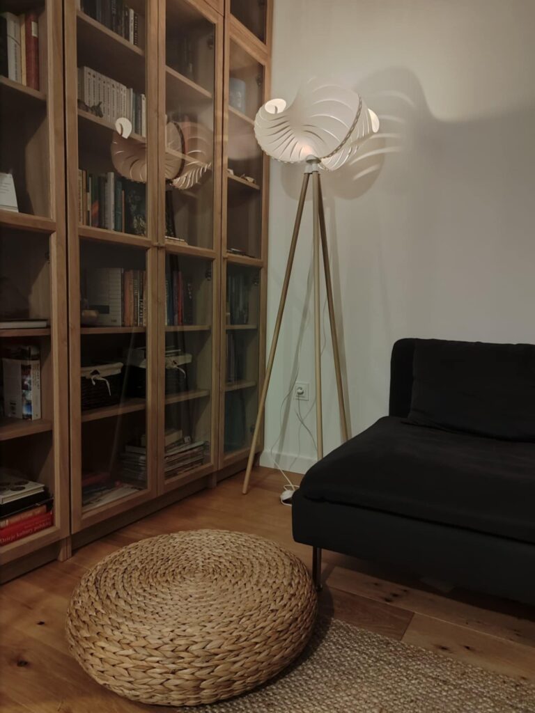 Abażur Magnolio ze stojakiem drewnianym wys. 140cm